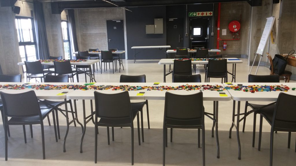Placement of tables at LEGO SERIOUS PLAY session
